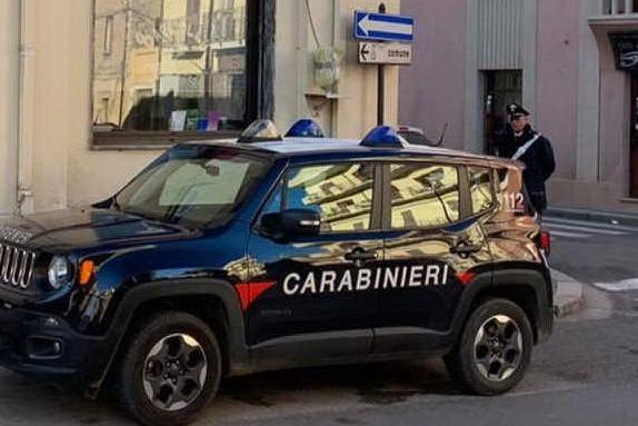 Minaccia e spintona i carabinieri: 25enne arrestato