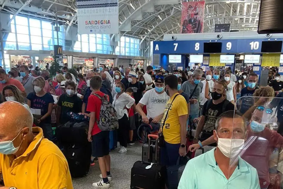 Grande folla all'aeroporto di Elmas (foto di un lettore)