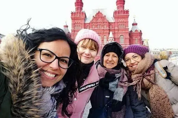 Aleksandra (seconda da sinistra) con la sua famiglia sarda: Tiziana, mamma Lucia e Irene (a destra)
