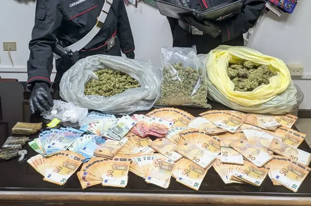 La droga e i soldi ritrovati a Selargius