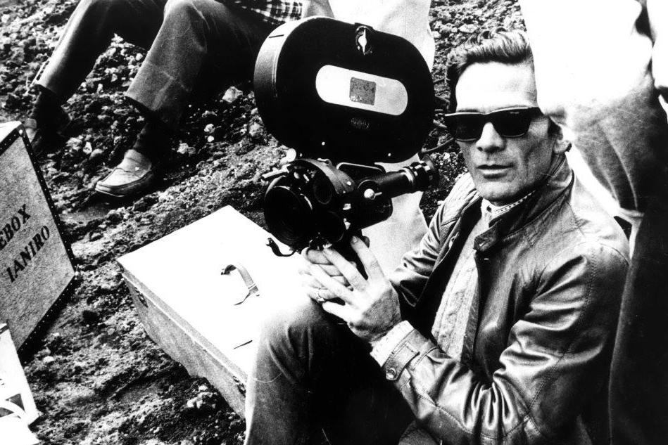Il 2 novembre del 1975 veniva ritrovato sul litorale di Ostia il cadavere di Pier Paolo Pasolini. Nella foto il regista sul set de "Il Porcile"