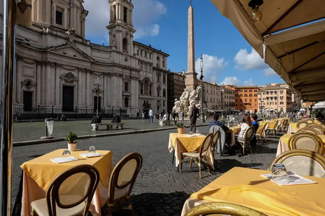 Un ristorante semi-deserto (Ansa)