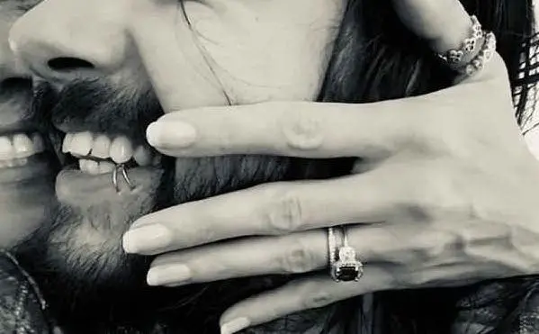 L'anello nell'immagine pubblicata sui social con la frase &quot;Ho detto sì&quot; (foto Instagram)