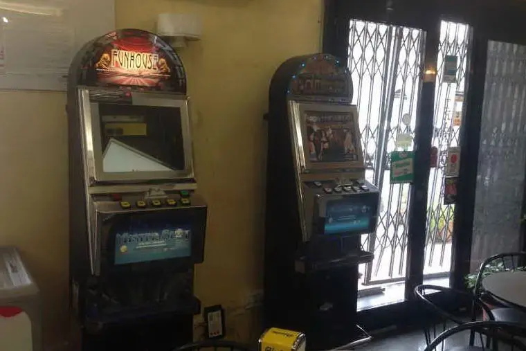 Le slot machine all'interno del bar