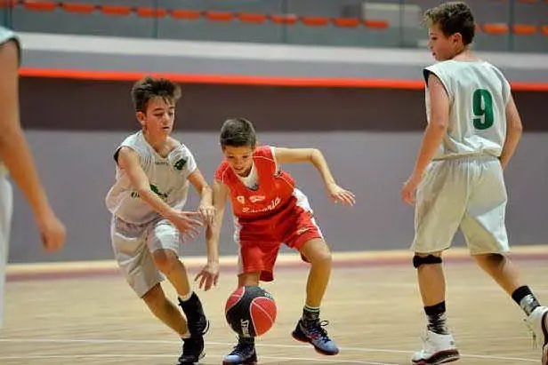 Una partita di basket giovanile