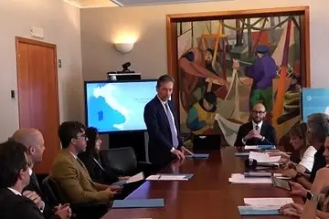 Presentato il rapporto della Banca d'Italia: l'economia sarda rallenta, cresce l'inflazione. Bene il turismo e l'edilizia