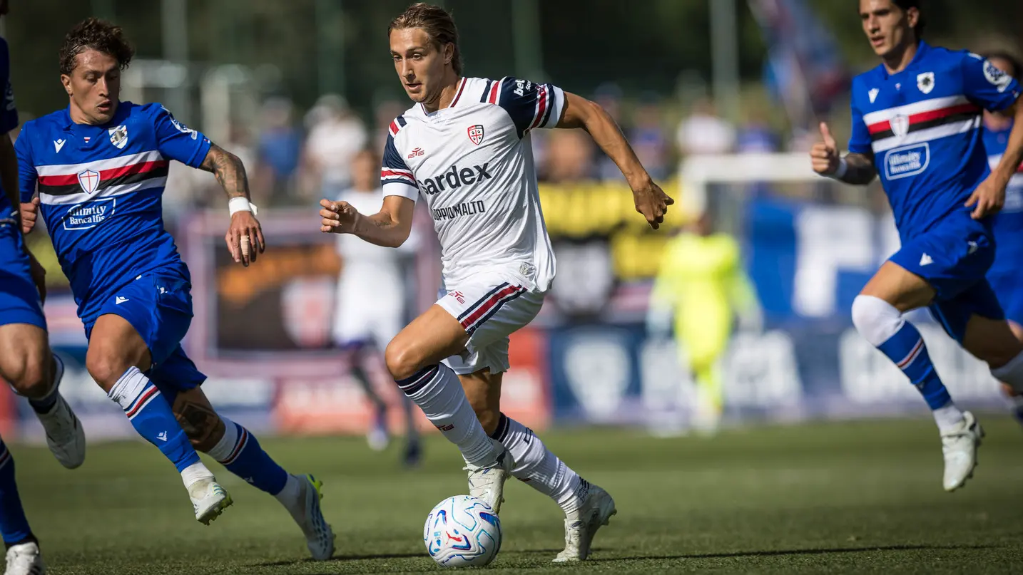Giocatori del Cagliari in allenamento, con Fazzini in primo piano