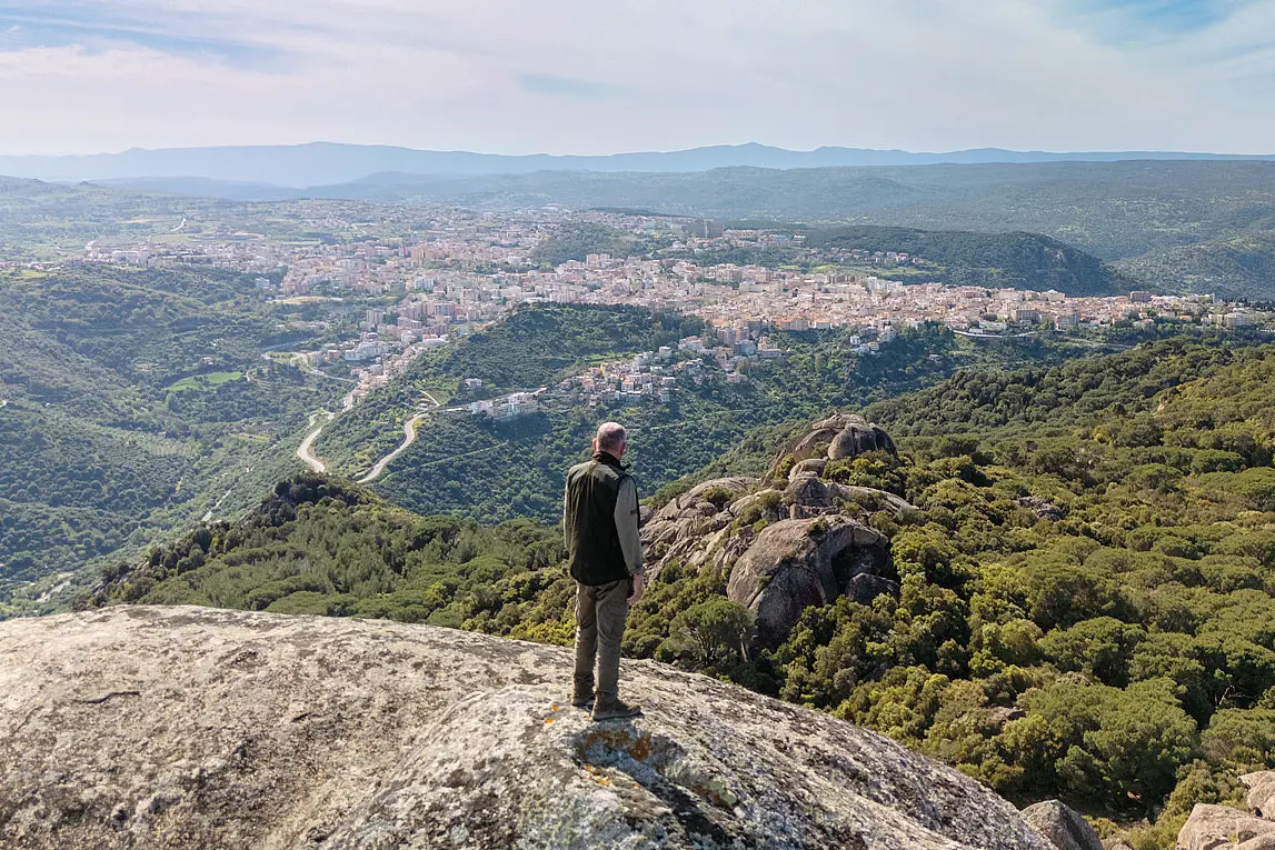 Nuoro vista da una delle rocce dell’Ortobene che dominano la città