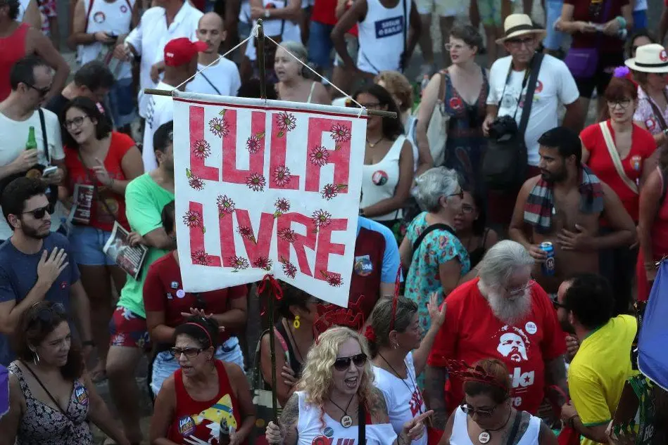 Una manifestazione per Lula (Ansa)