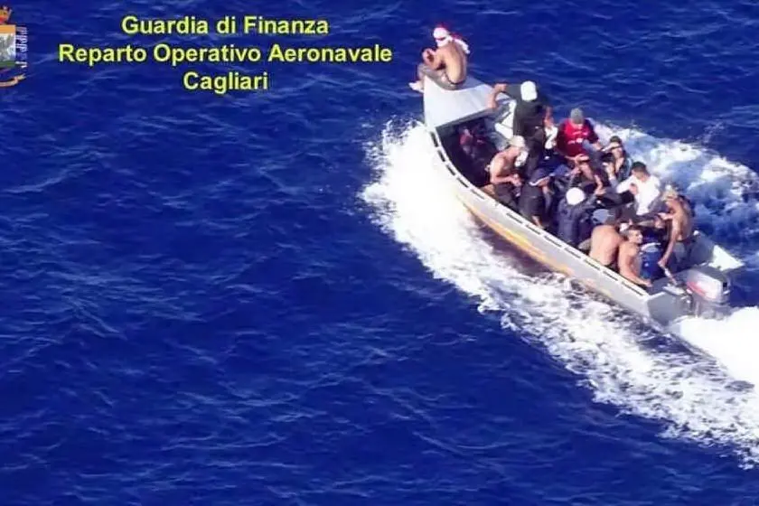 Migranti diretti verso la Sardegna (Foto Gdf)