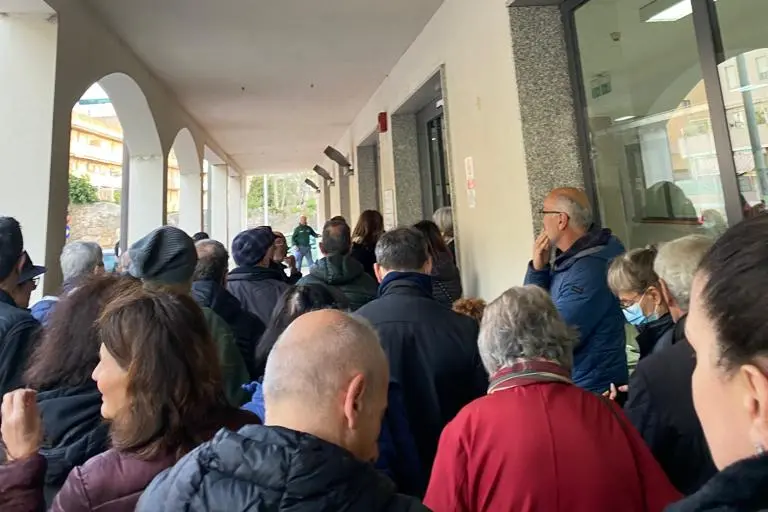 Gli utenti in fila davanti al distretto sanitario di Alghero (foto Fiori)