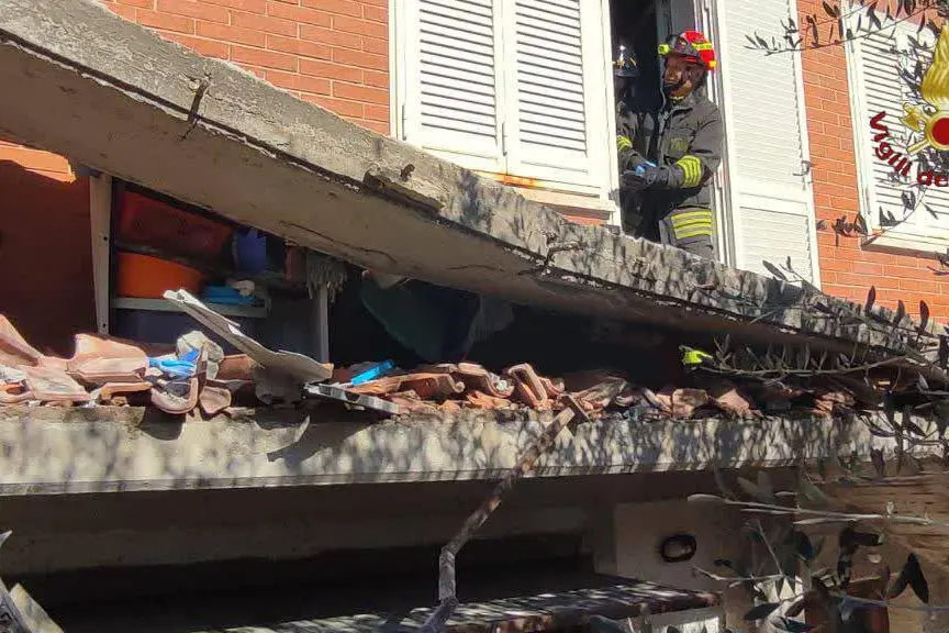 Il balcone crollato nell'abitazione di Anna Vacca (foto Vigili del fuoco)