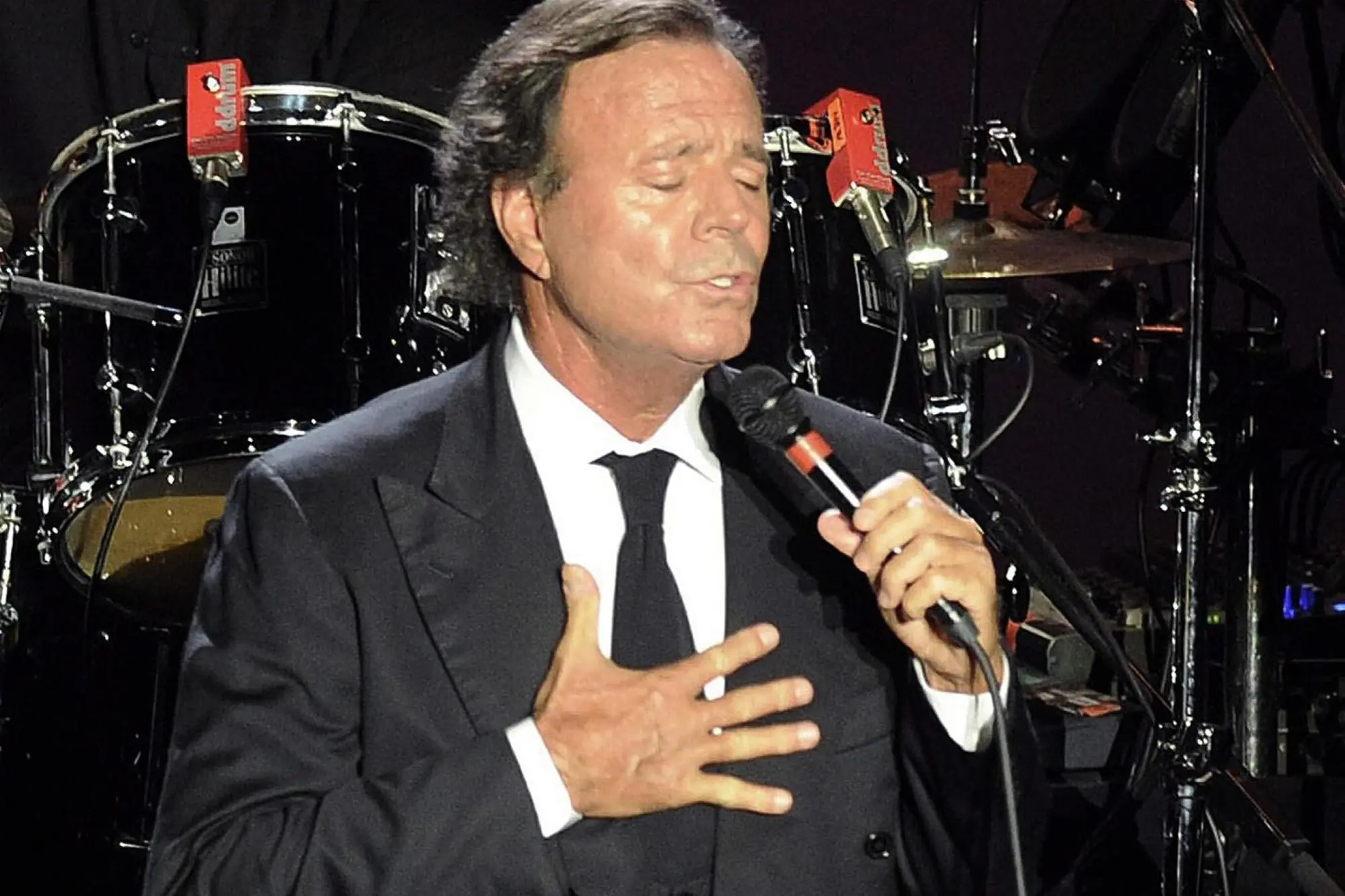 Julio Iglesias (foto EPA/ROBIN TOWNSEND)