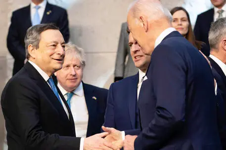 Il presidente del Consiglio, Mario Draghi, saluta il presidente Usa, Joe Biden, al vertice NATO a Bruxelles, 24 marzo 2022. ANSA/FILIPPO ATTILI/US PALAZZO CHIGI +++ NO SALES, EDITORIAL USE ONLY +++