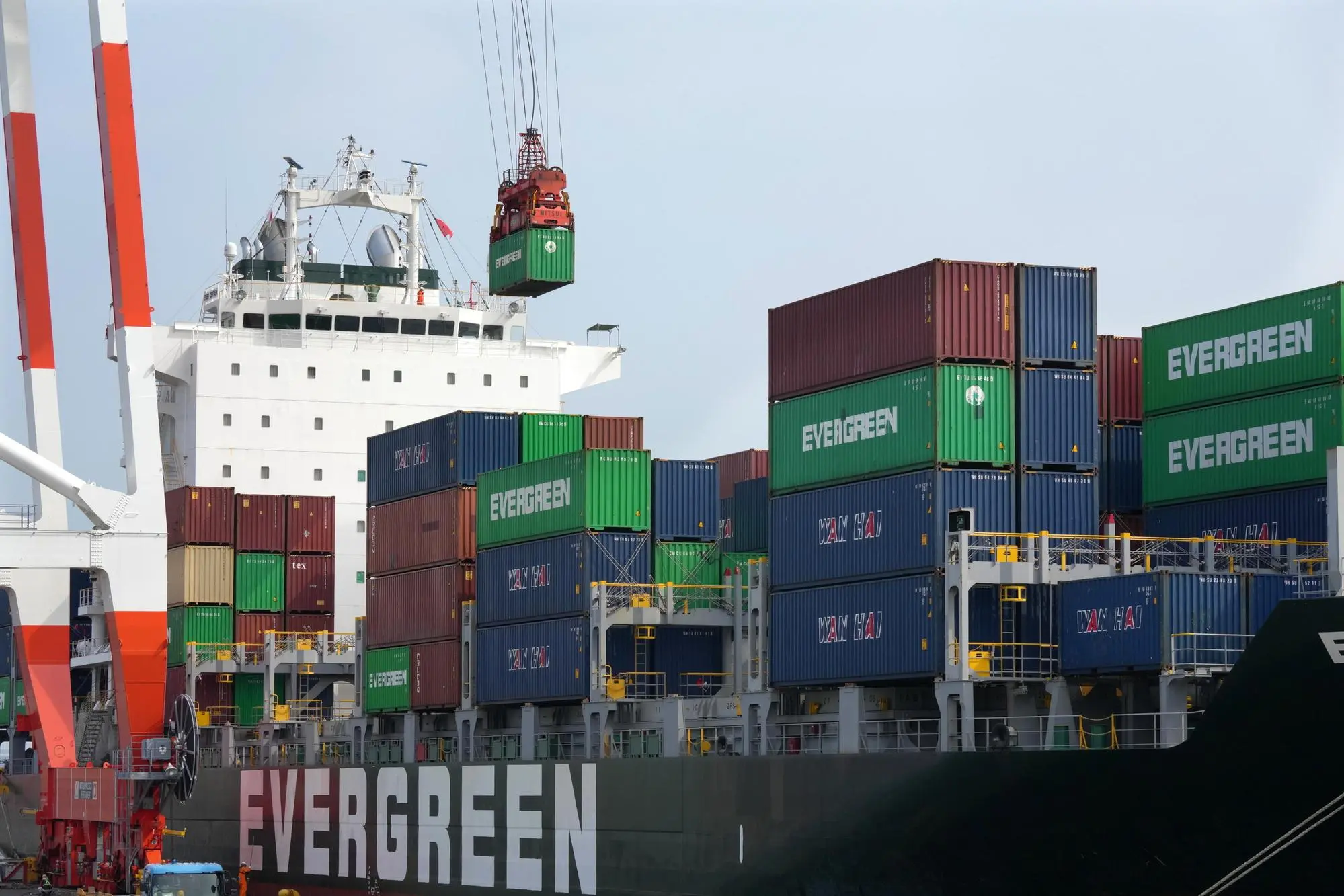 Una nave container, sono sempre più grandi i mezzi per il trasporto delle merci nel mondo