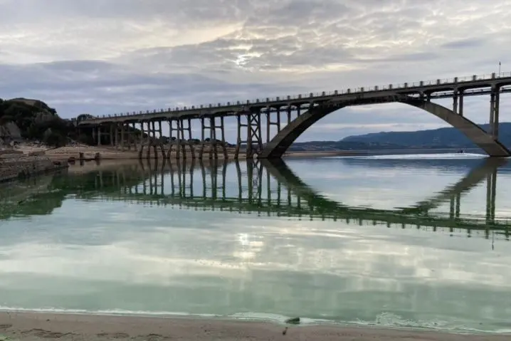 Il ponte Diana sul lago Coghinas (L'Unione Sarda - Tellini)