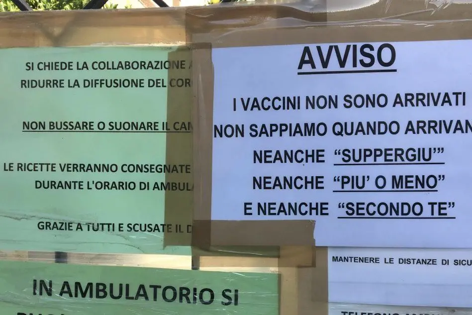 Il cartello esposto in uno studio medico di Oristano (foto Sanna)