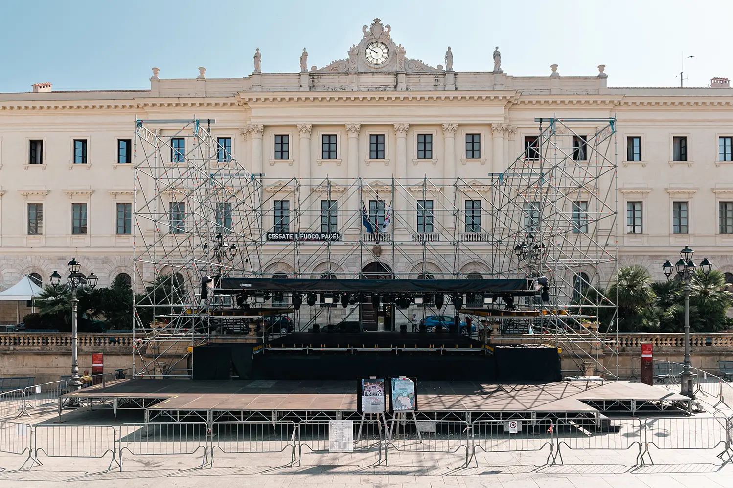 Il palco in piazza d'Italia