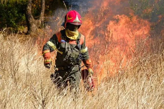 Un incendio (Foto Sara Pinna)