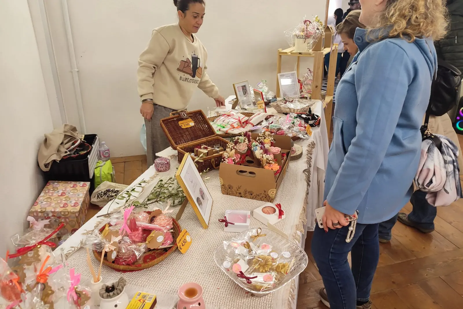 Uno stand di artigiani in erba (Foto A. Scano)