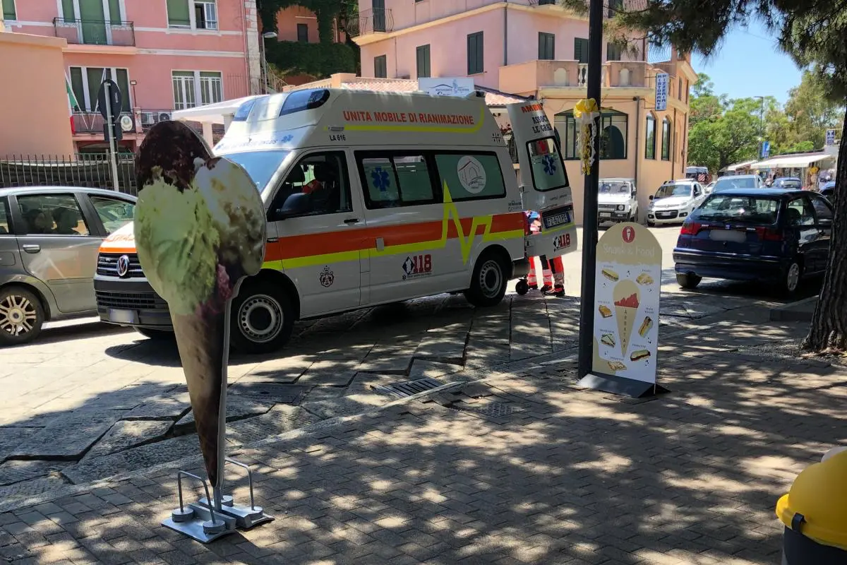 L'ambulanza in via Lungomare (foto Secci)
