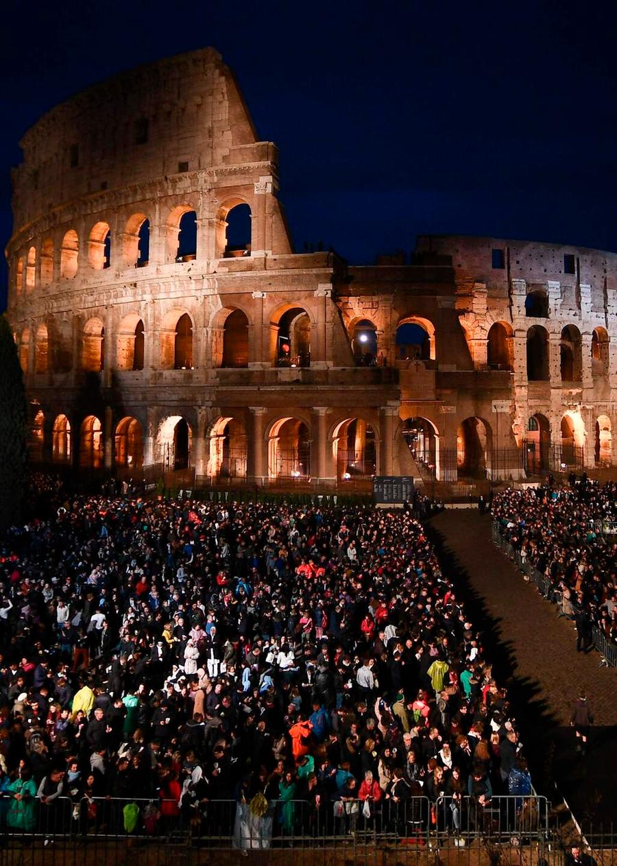 Al Colosseo la Via Crucis dedicata alla Terra Santa