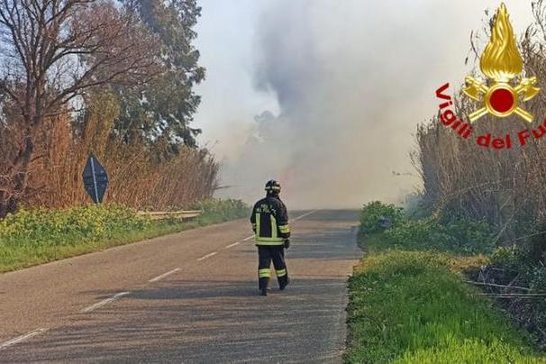 Incendi nell’Oristanese, a San Vero Milis minacciati un distributore di carburante e canneti