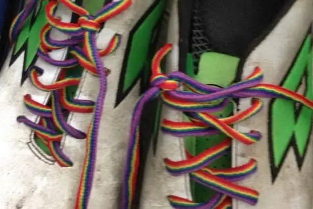 Le scarpe coi lacci arcobaleno di Daniele Dessena