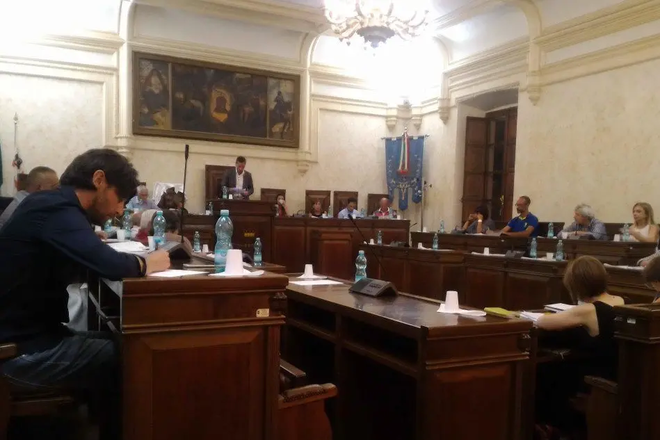 La seduta del Consiglio comunale a Iglesias sul caso Rwm