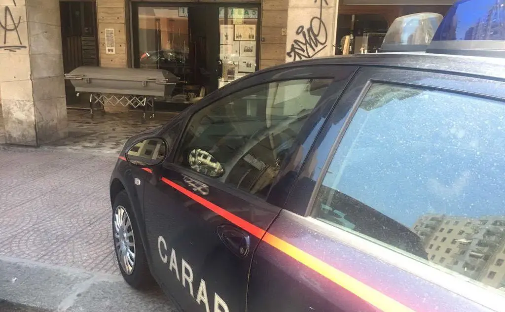 I carabinieri davanti all'ingresso del palazzo