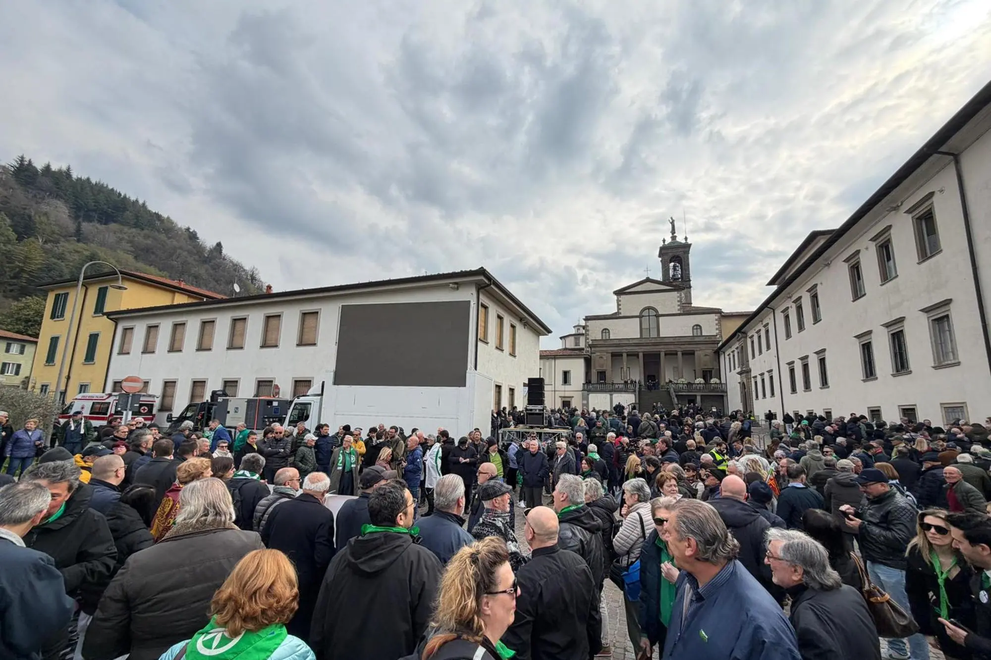 Folla a Pontida ai funerali di Umberto Bossi (Ansa)