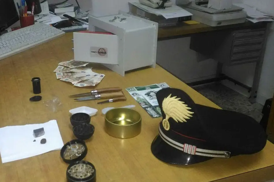 La droga, i contanti e i coltelli recuperati