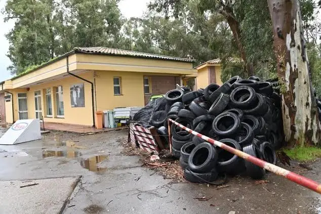 Le gomme prima della bonifica (foto Pinna)