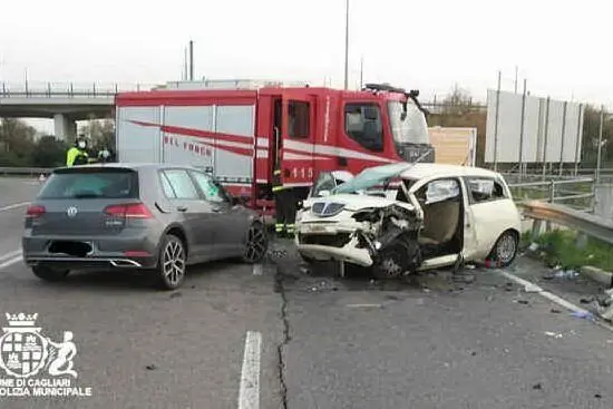 Le due auto coinvolte nell'incidente (foto polizia municipale di Cagliari)