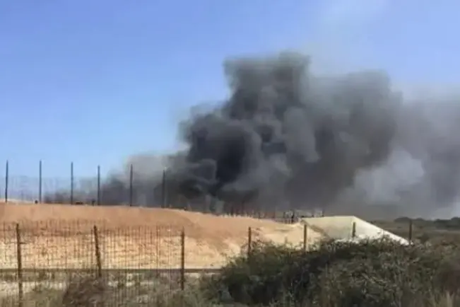 Uno dei roghi nella discarica di Scala Erre - Sassari al confine con Porto Torres (foto Pala)