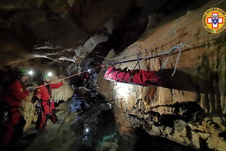 Domusnovas: in salvo lo speleologo scivolato nella grotta