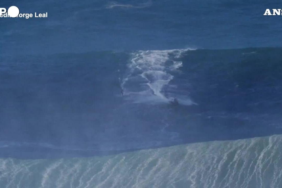 Surf: cavalca un'onda di 26 metri, record mondiale per il tedesco Steudtner