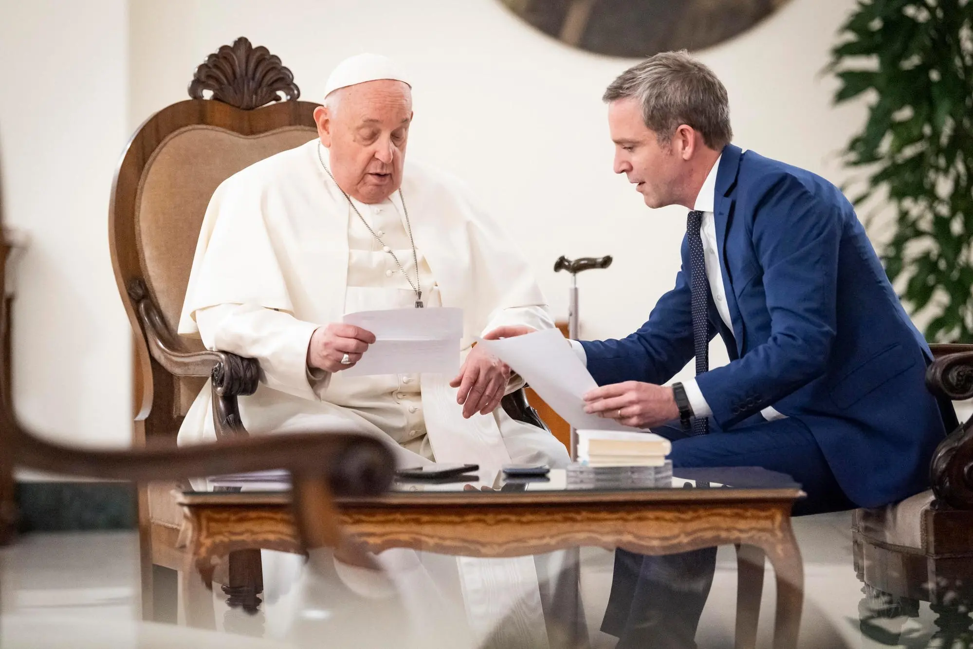 Papa Francesco durante un udienza privata con con il giornalista spagnolo Javier Martinez-Brocal (foto via Ansa)