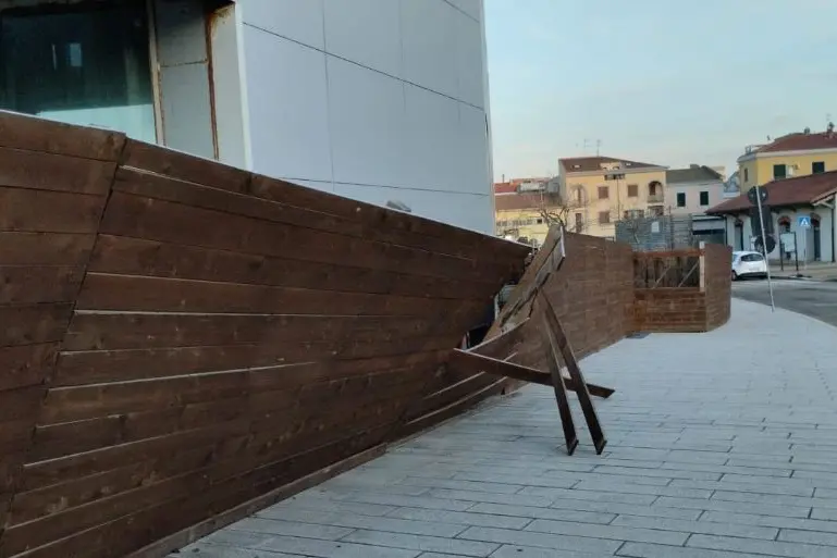 La recinzione in legno danneggiata dai vandali (foto Pala)