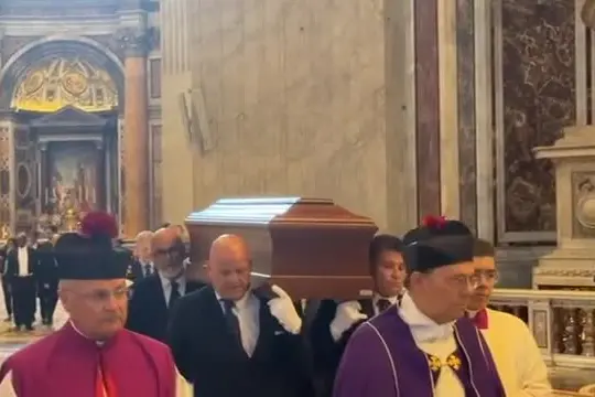 Il feretro di Ruini in San Pietro, il Papa celebra i funerali