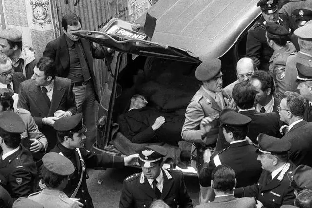 Dopo un processo sommario, le Br uccidono il politico e ne fanno ritrovare il corpo in  una Renault in via Caetani,  a Roma, il 9 maggio