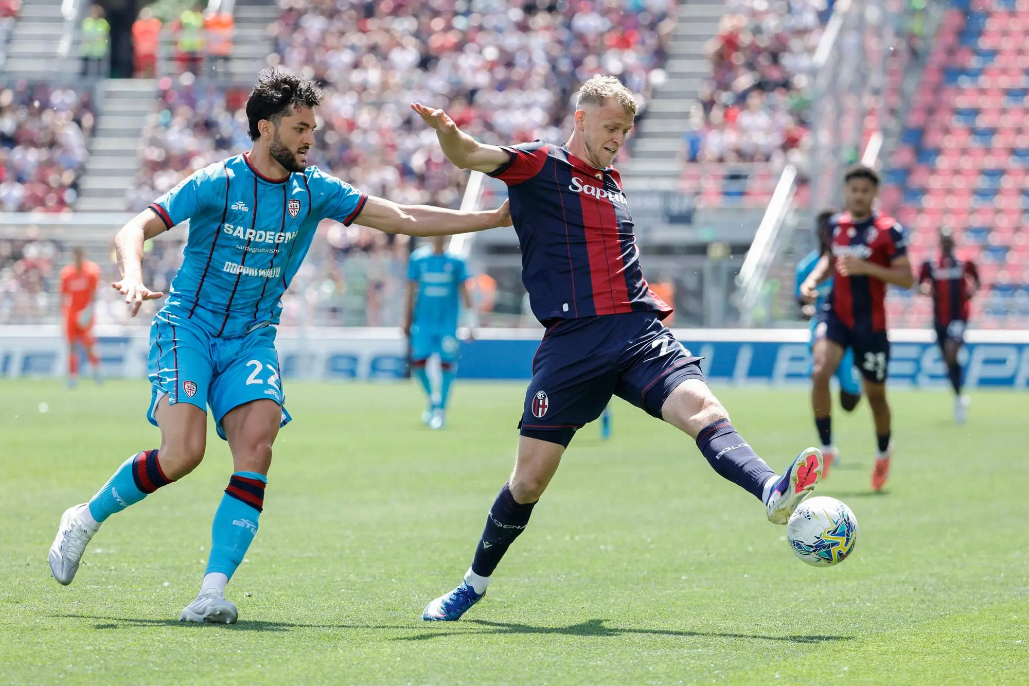 Alberto Dossena contrasta Jens Odgaard nel primo tempo di Bologna-Cagliari (foto Ansa)