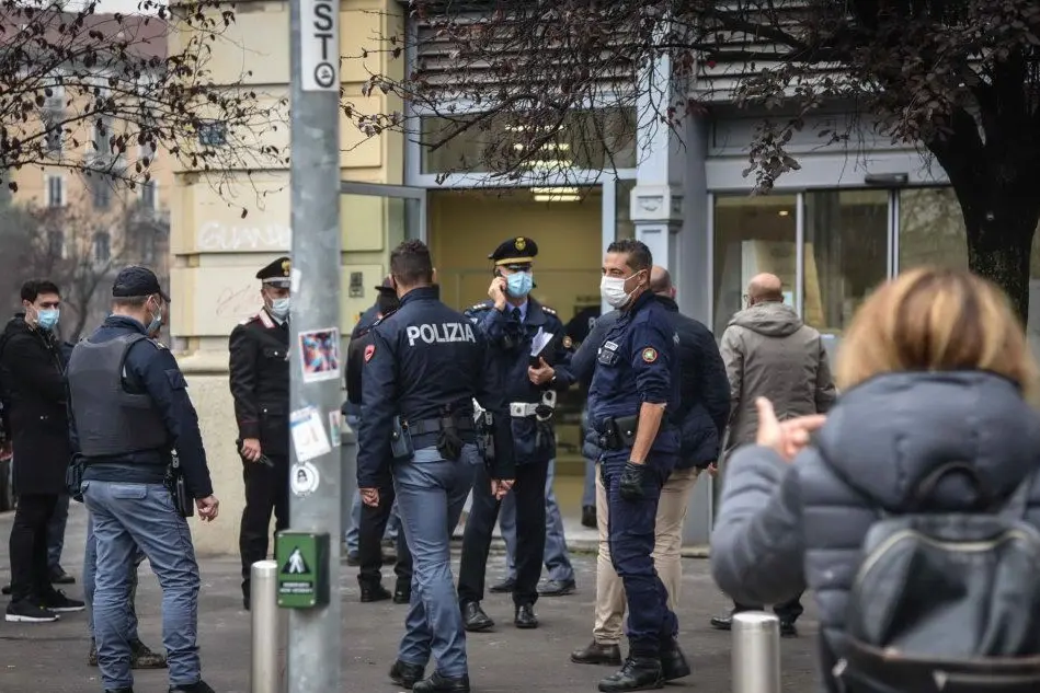 Polizia davanti alla filiale di piazza Ascoli di Credit Agricole a Milano