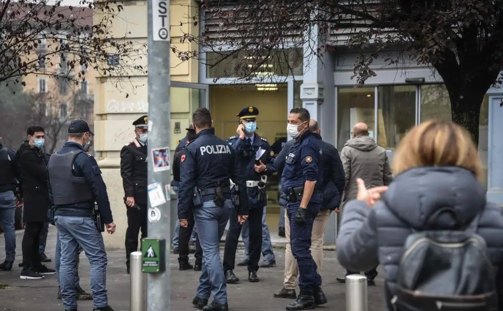 Polizia davanti alla filiale di piazza Ascoli di Credit Agricole a Milano