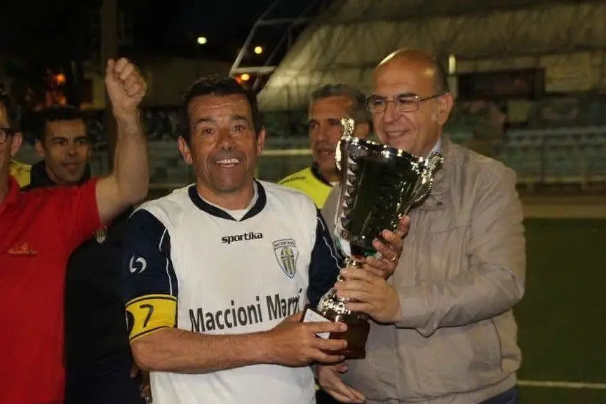 La consegna del trofeo al giocatore Piras da parte del presidente della Figc Gianni Cadoni