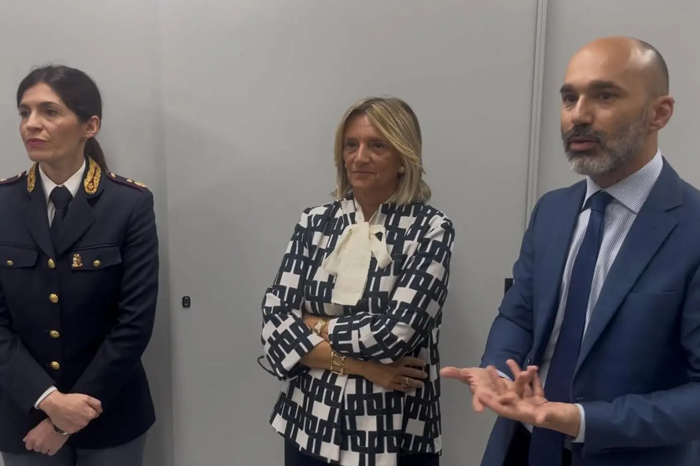 Il questore Rosanna Lavezzaro (al centro) e il direttore dell’Archivio di Stato di Cagliari, Enrico Trogu (a destra)