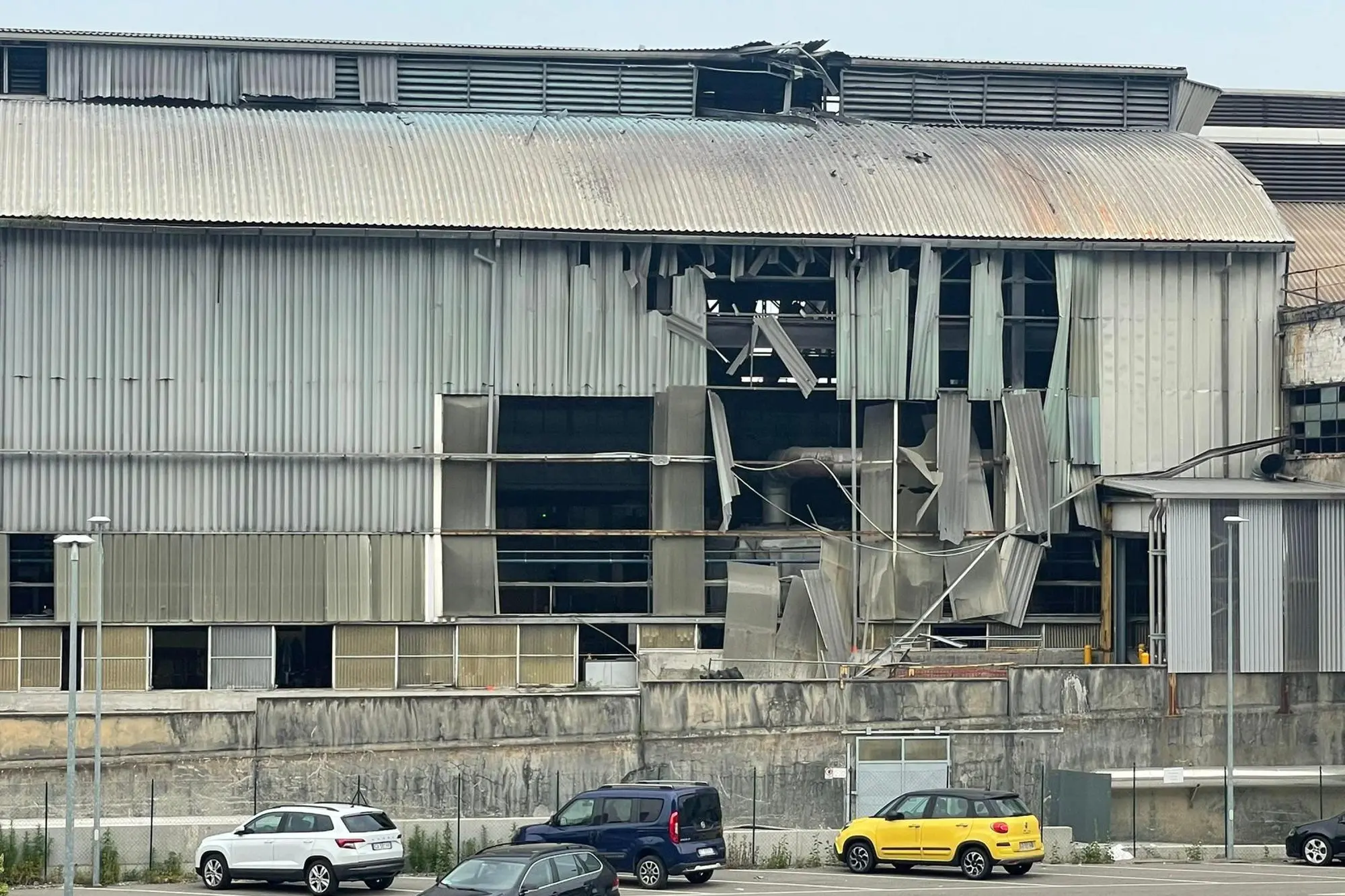 Lo stabilimento Aluminium dopo l'esplosione (Ansa)
