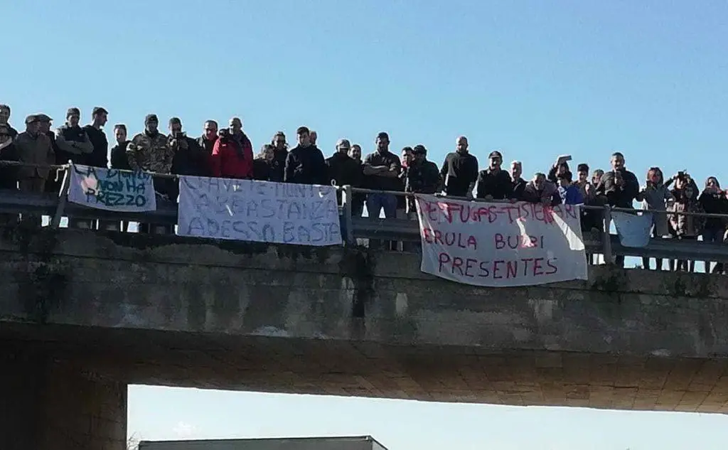 La protesta dei pastori sulla Sassari Tempio