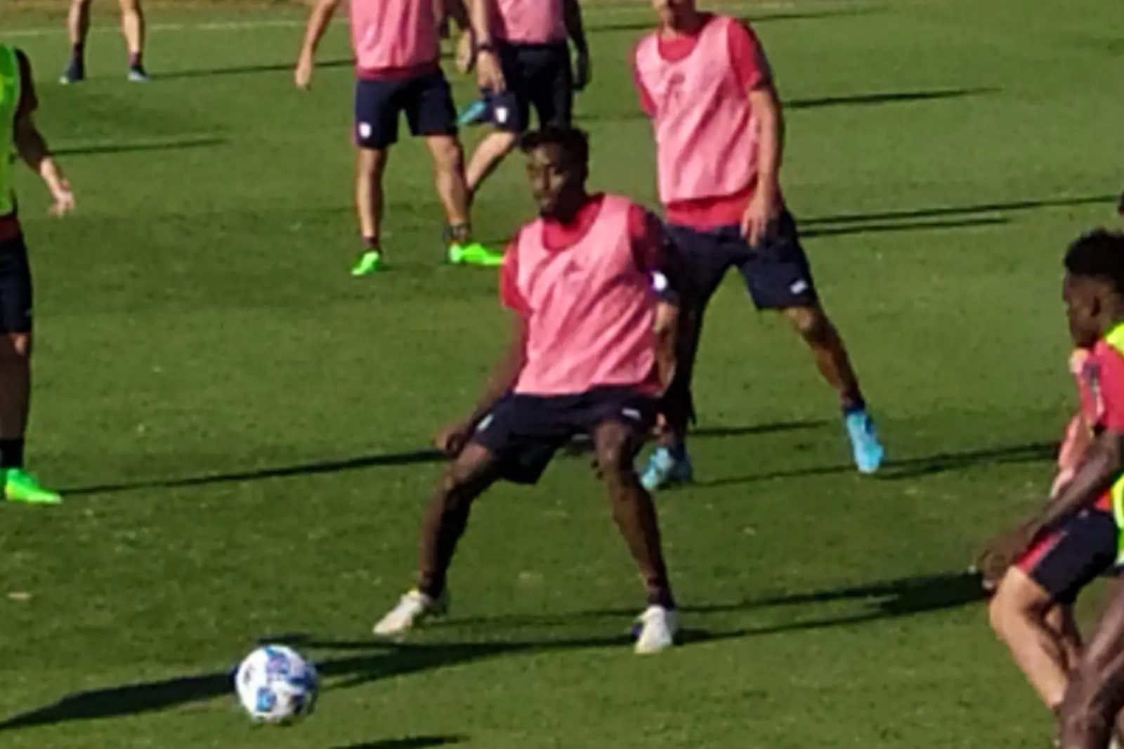 Antoine Makoumbu nella foto di Alberto Masu durante il suo primo allenamento con la maglia del Cagliari