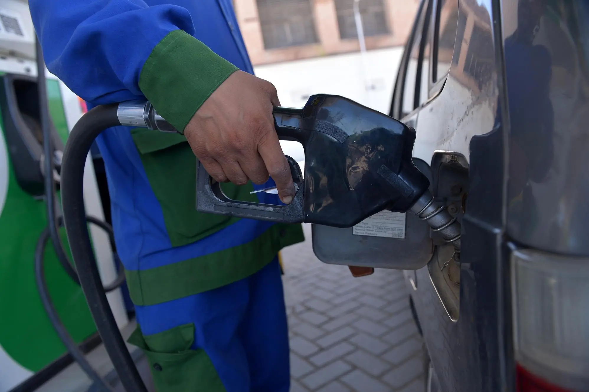 epa12912735 A worker fills the tank of a customer's vehicle at a petrol station in Peshawar, Pakistan, 25 April 2026. The Pakistani government has announced a massive increase in fuel prices by 26.77 Pakistani rupees (about 0.096 US dollars) per litre, pushing petrol to 393.35 Pakistani rupees (about 1.41 US dollars) and diesel to 380.19 rupees (about 1.37 US dollars) per litre on April 25, as global oil prices surged amid the escalating conflict involving Iran, the United States and Israel. EPA/ARSHAD ARBAB